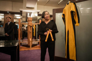 Illustration for article titled Got $40,000? Buy Bruce Lee's Shrunken Yellow Jump Suit